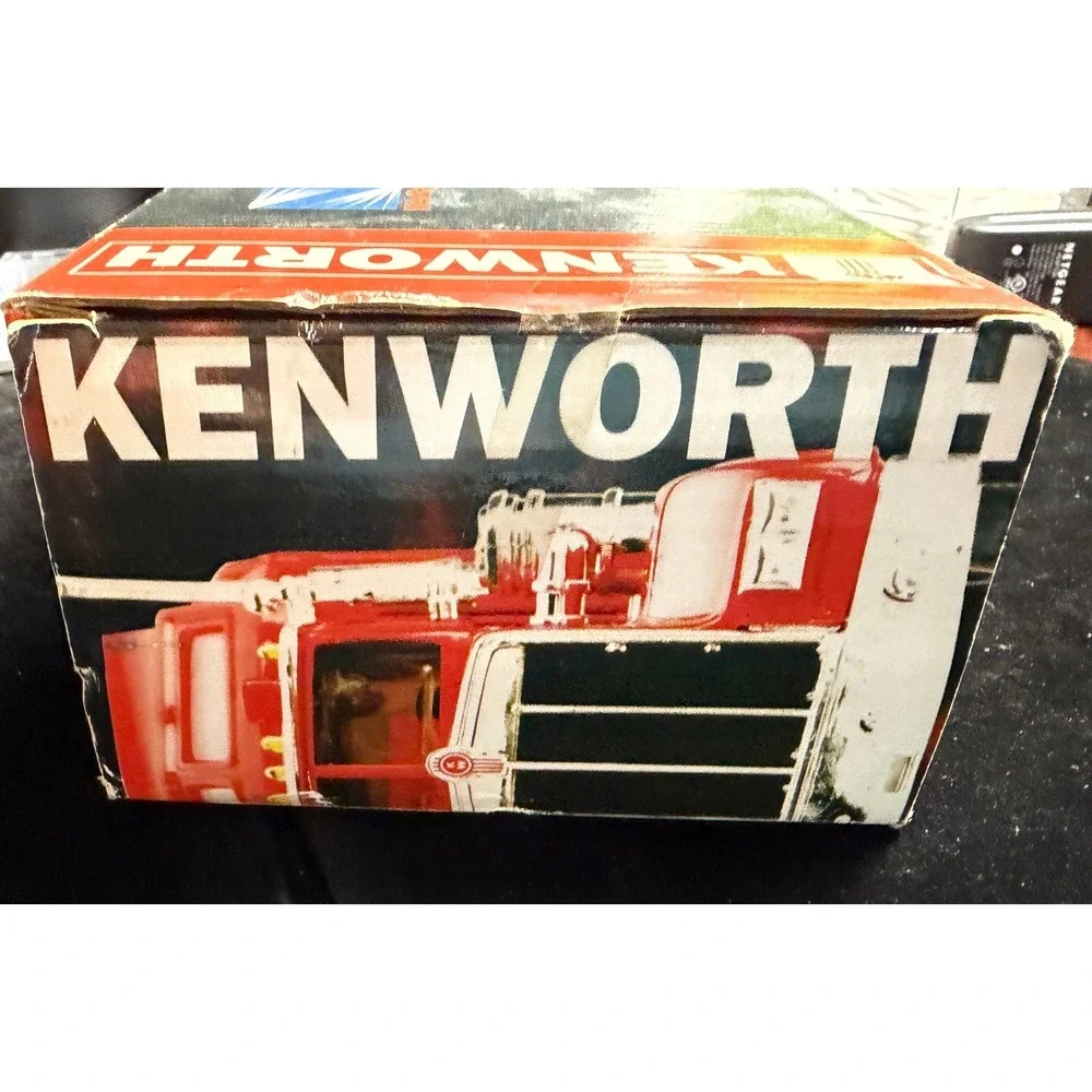 Kenworth W900 LongHauler-1:43 Die-Cast Semi Truck, Blue American Flag NIB
